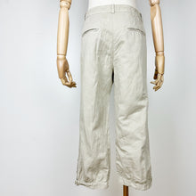 Load image into Gallery viewer, Chanel Spring 2010 RTW Beige Linen Capris Pants Small
